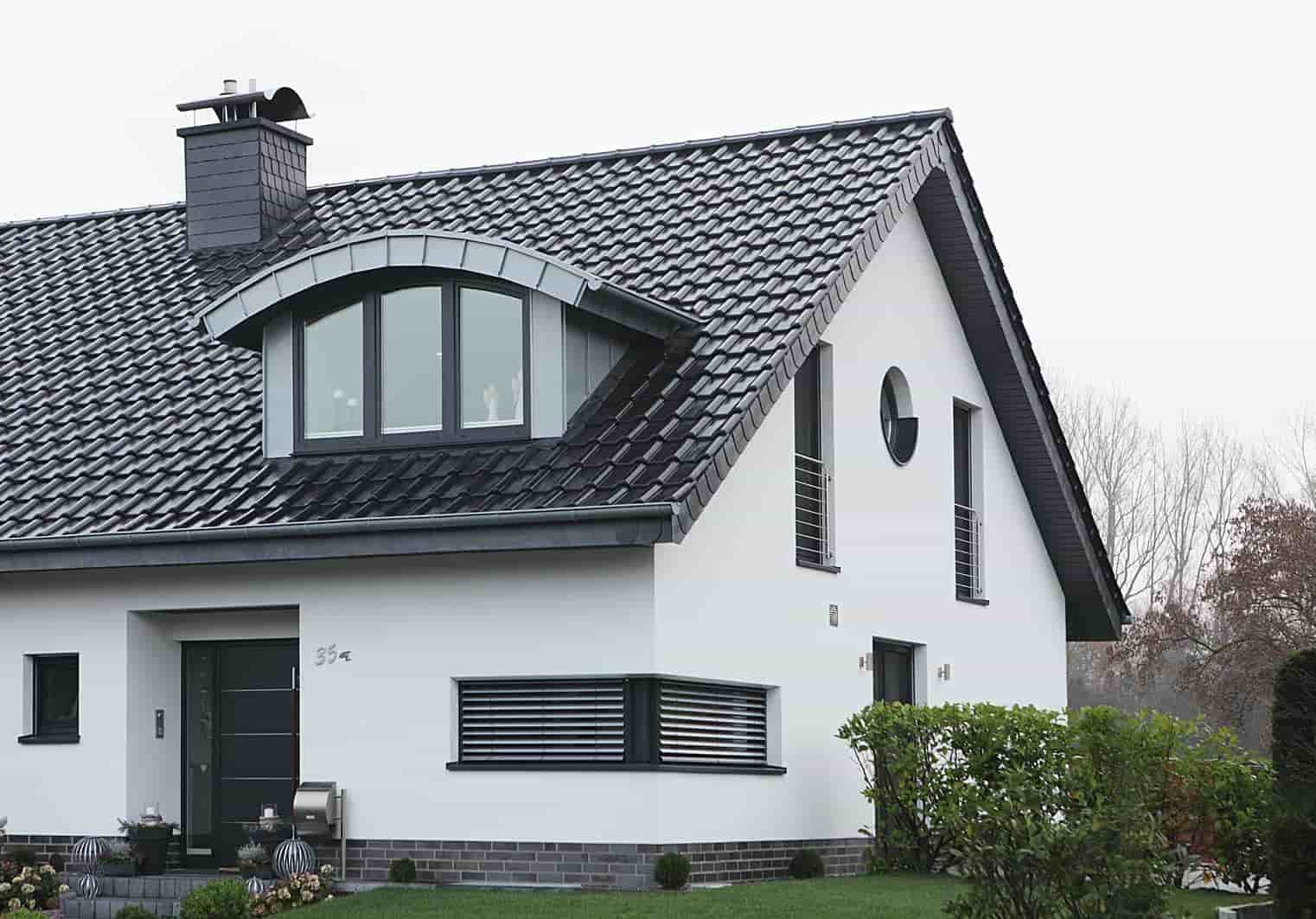 Wohnhaus mit Kunststofffenstern im Dach