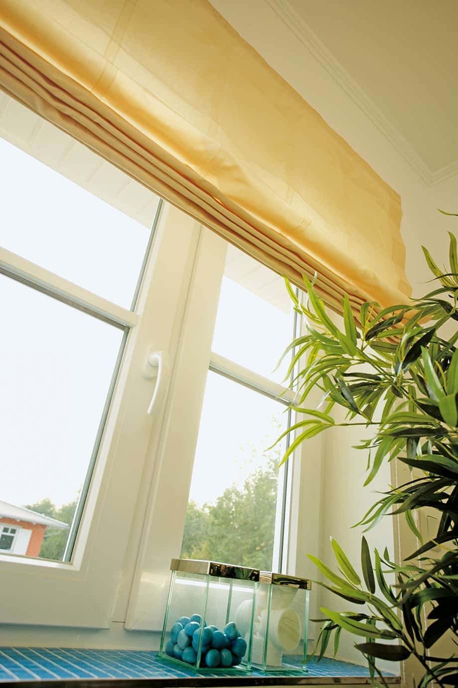 Kunststofffenster mit Jalousine und Zimmerpflanze