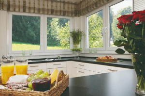 Kunststofffenster in einer Kücheneckzeile