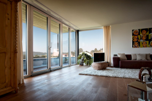 Große Schiebefenster aus Aluminium und Kunststoff ermöglichen traumhaften Ausblick