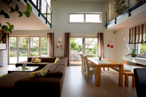 Große Fenster durchfluten den Wohnbereich mit Licht