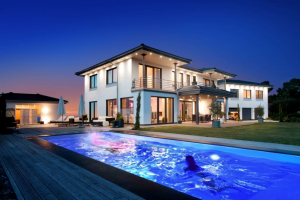 fenster marktheidenfeld - weisse villa mit pool bei nacht